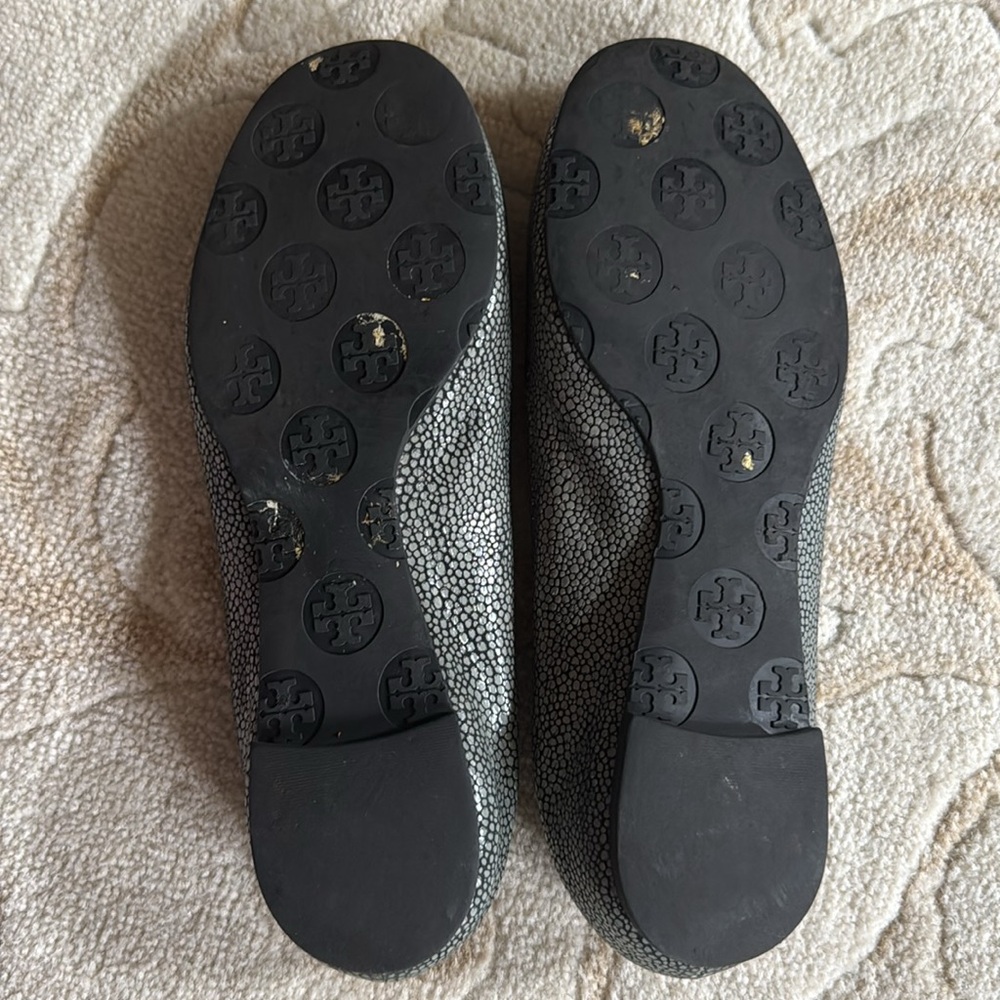 Tory Burch Reva Silver Grey Stingray Ballet Flats Size 6 - Picture 4 of 5